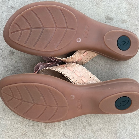 Nurture sandals in light tan leather. Flower accent. Size 9M - Picture 2 of 3